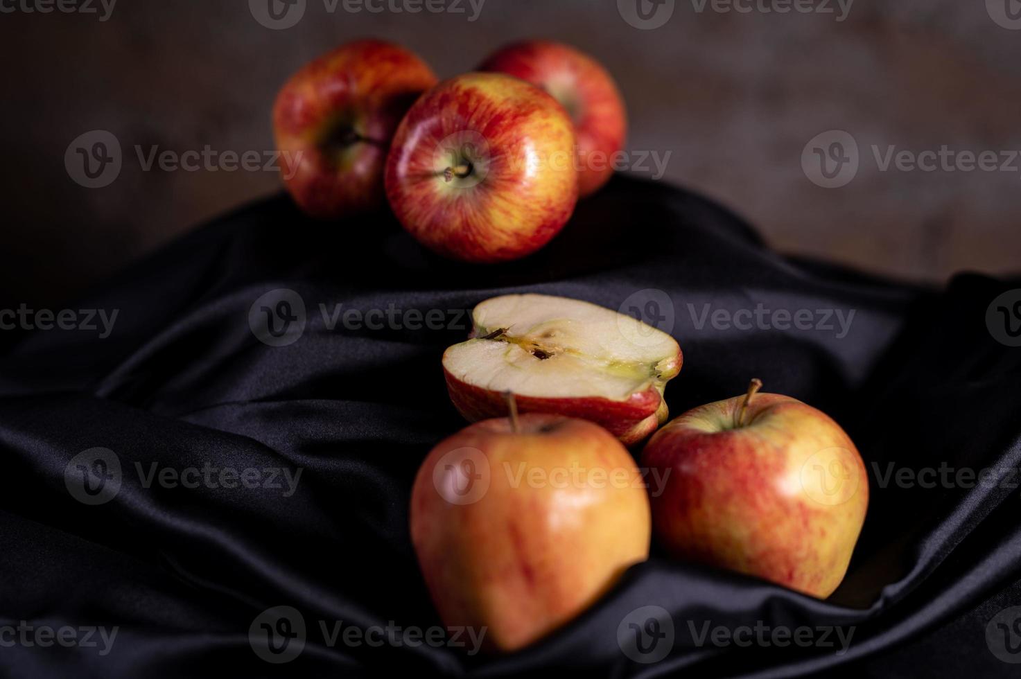 composición de manzanas rojas y satén negro foto