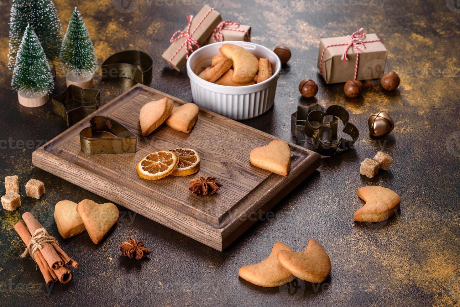 marco navideño con ramas de abeto, galletas de jengibre foto