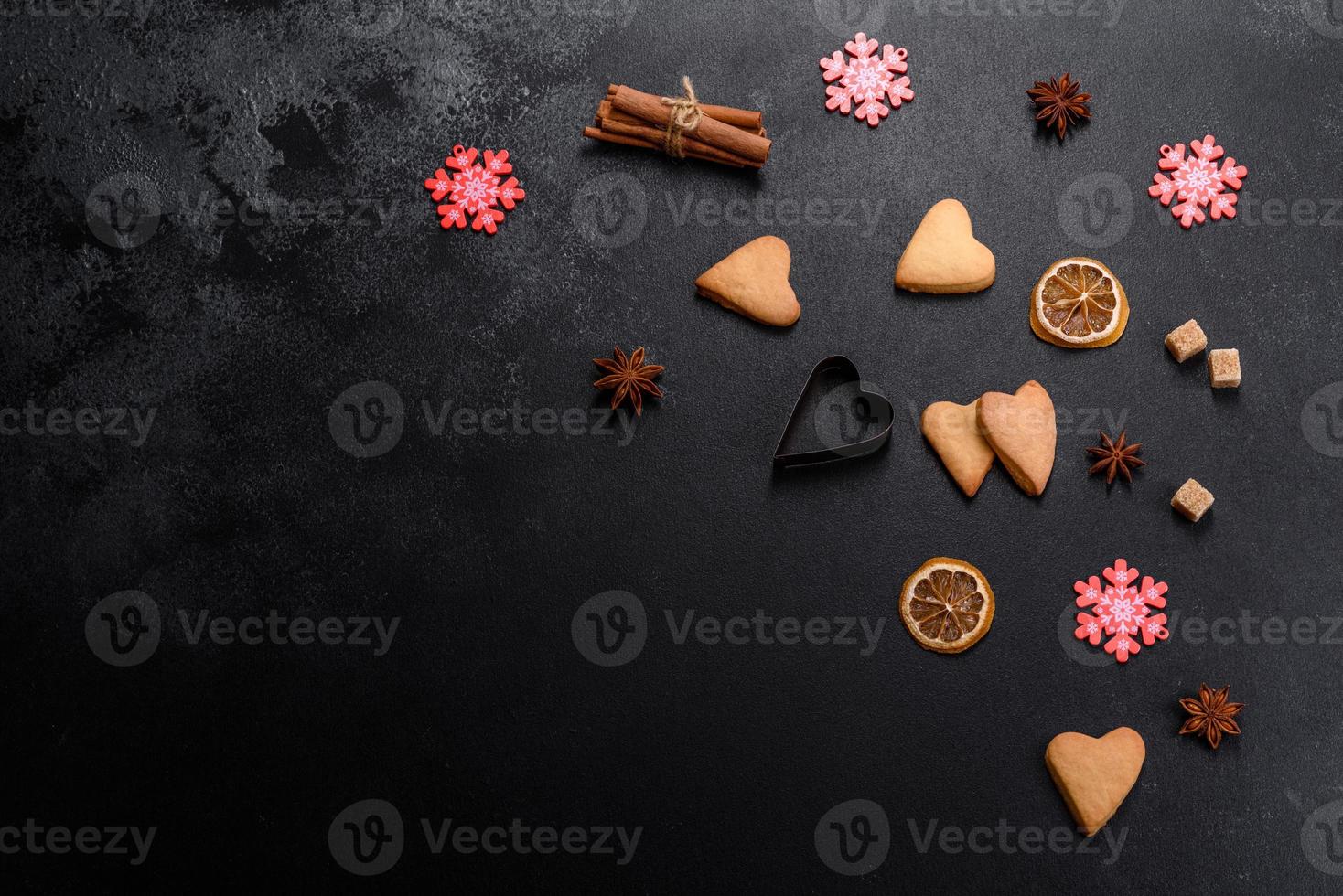 marco navideño con ramas de abeto, galletas de jengibre foto