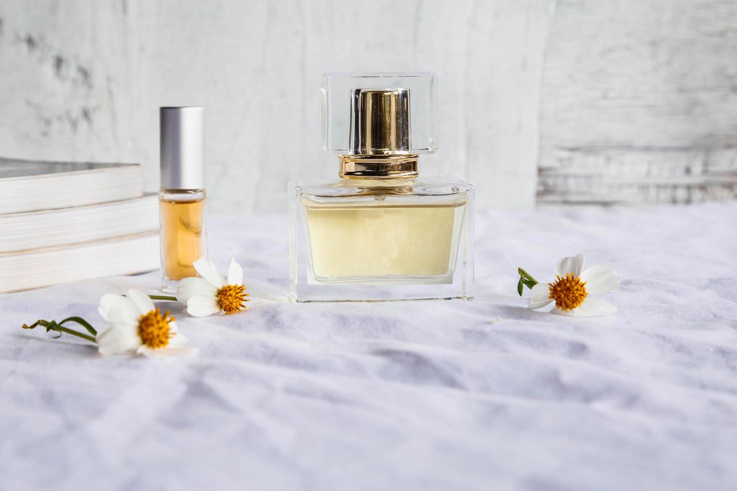 Frascos de perfume y perfume de oro sobre fondo blanco. foto