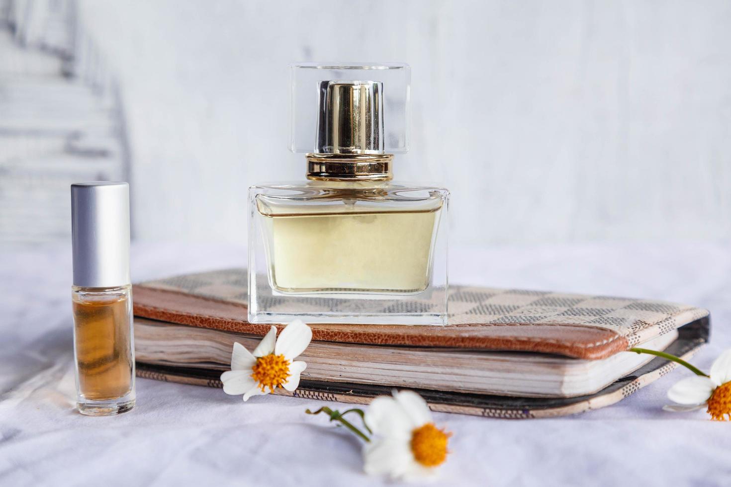 Frascos de perfume y perfume de oro sobre fondo blanco. foto