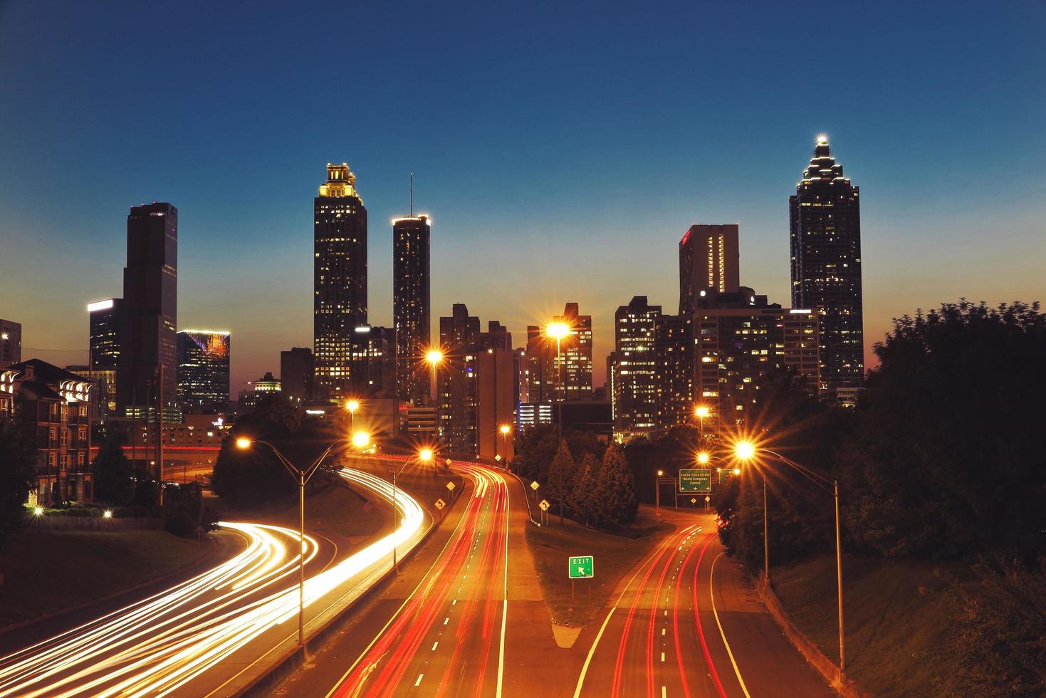 vista de noche del centro de atlanta, georgia foto