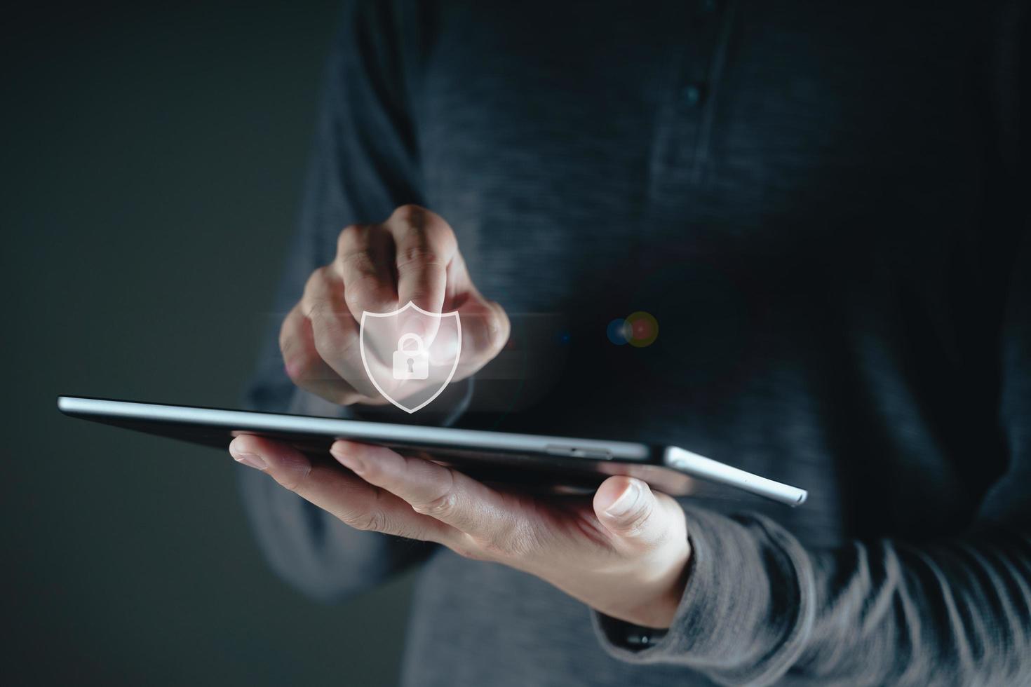 toque de la mano del hombre en el icono de candado de pantalla virtual foto