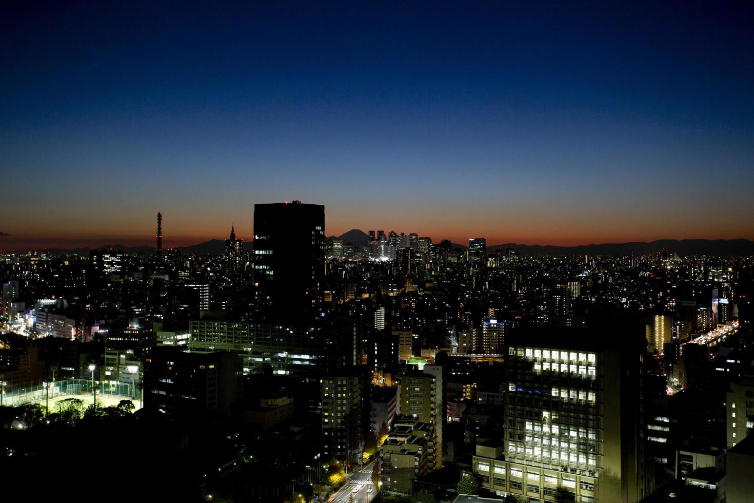 siluetas de tokio, subcentro de shinjuku y mt. fuji foto