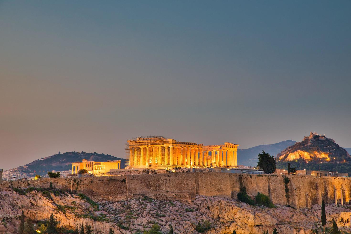 Vista de noche del templo del Partenón en la Acrópolis de Atenas, Grecia foto