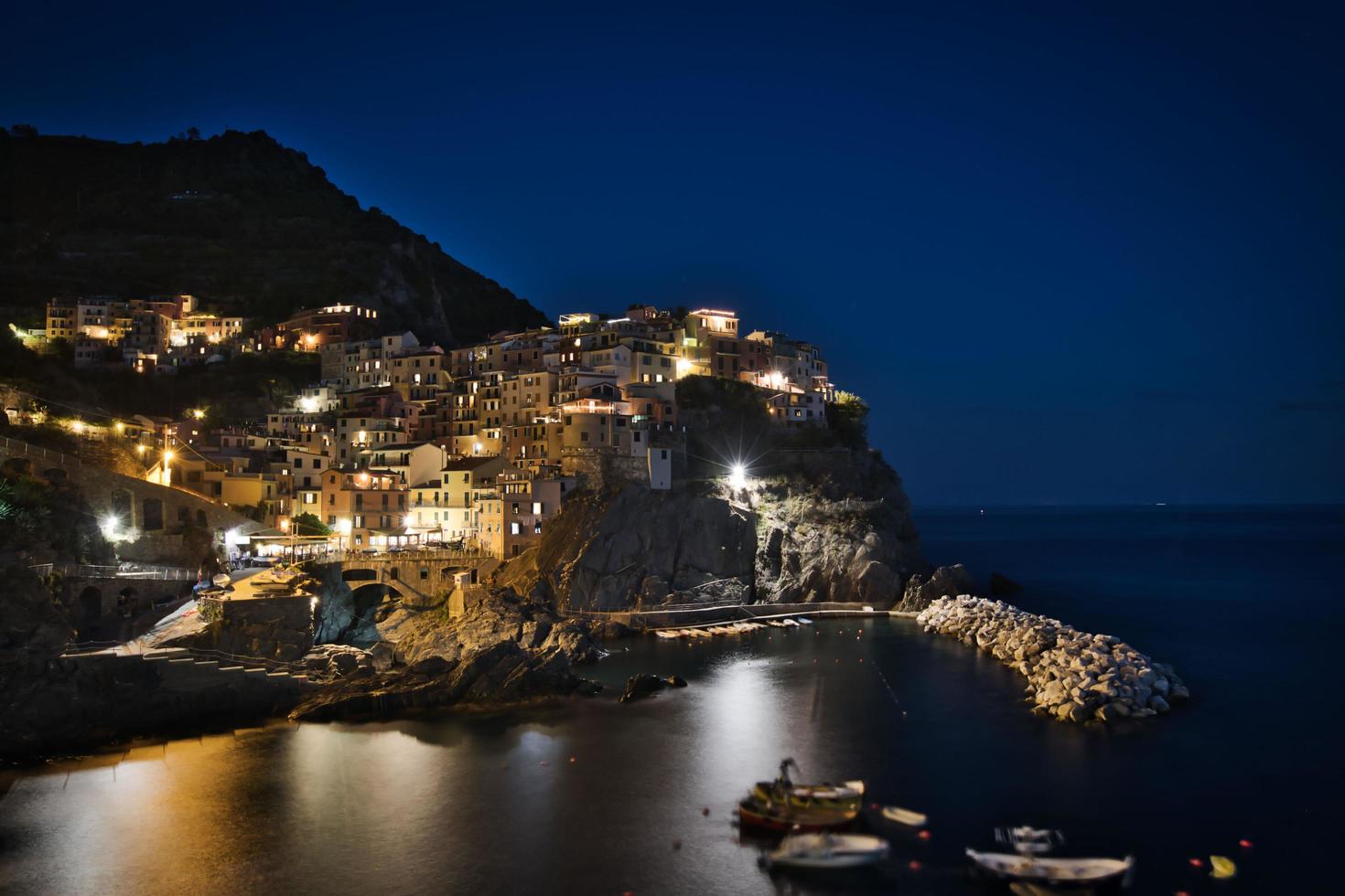 Vista nocturna de Manarola, Cinque Terre, Italia foto