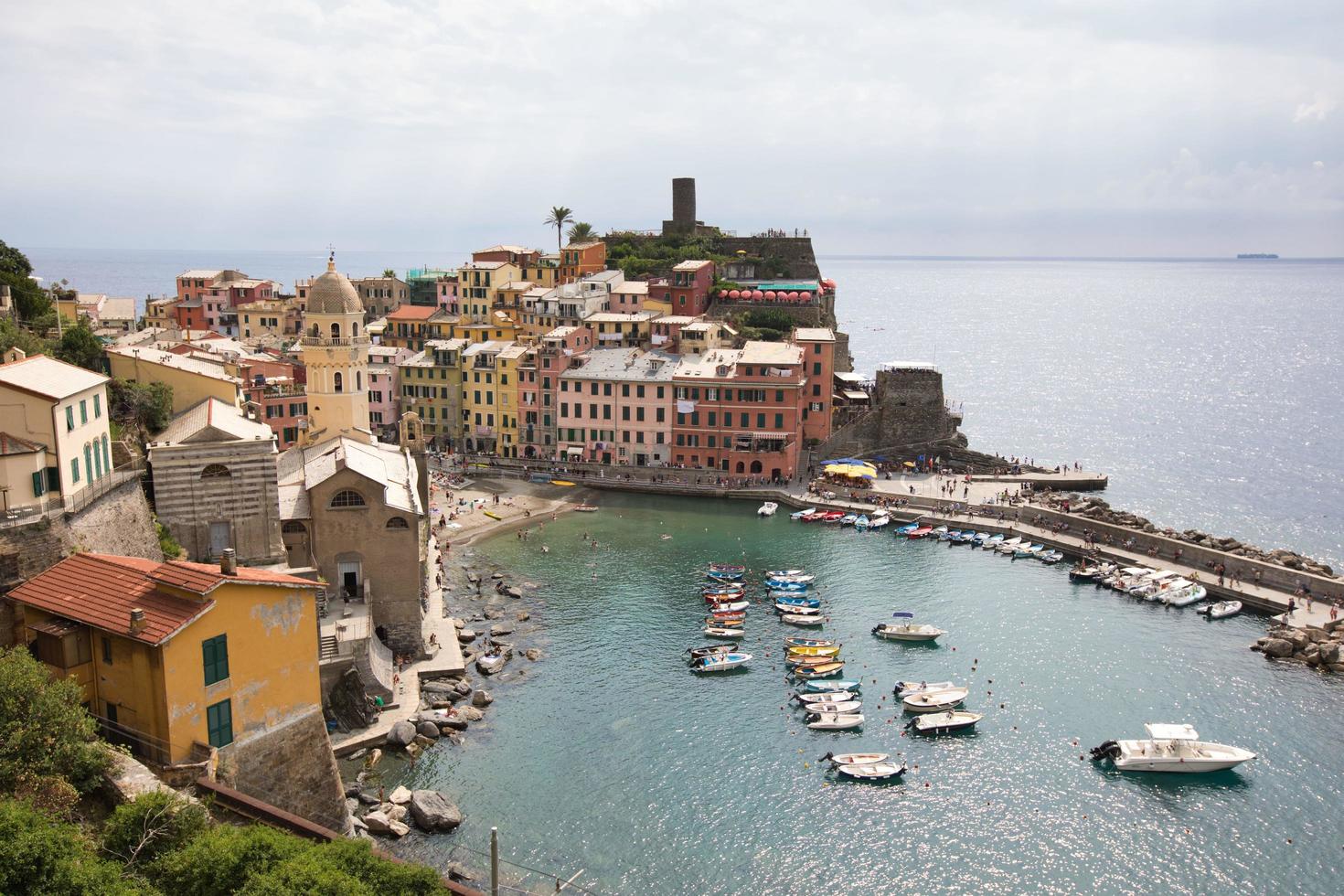 Vista de la aldea de Vernazza, Cinque Terre, Italia foto