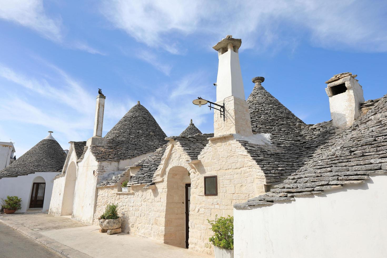 Paisaje urbano de casas típicas de trulli en Alberobello Italia foto