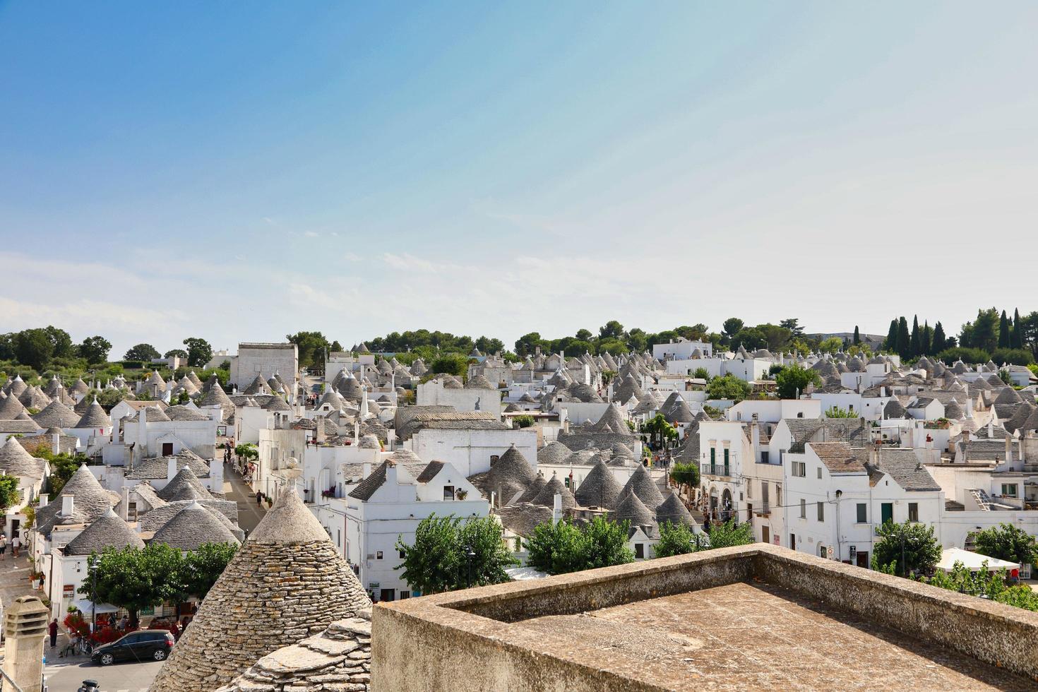 Paisaje urbano de casas típicas de trulli en Alberobello Italia foto