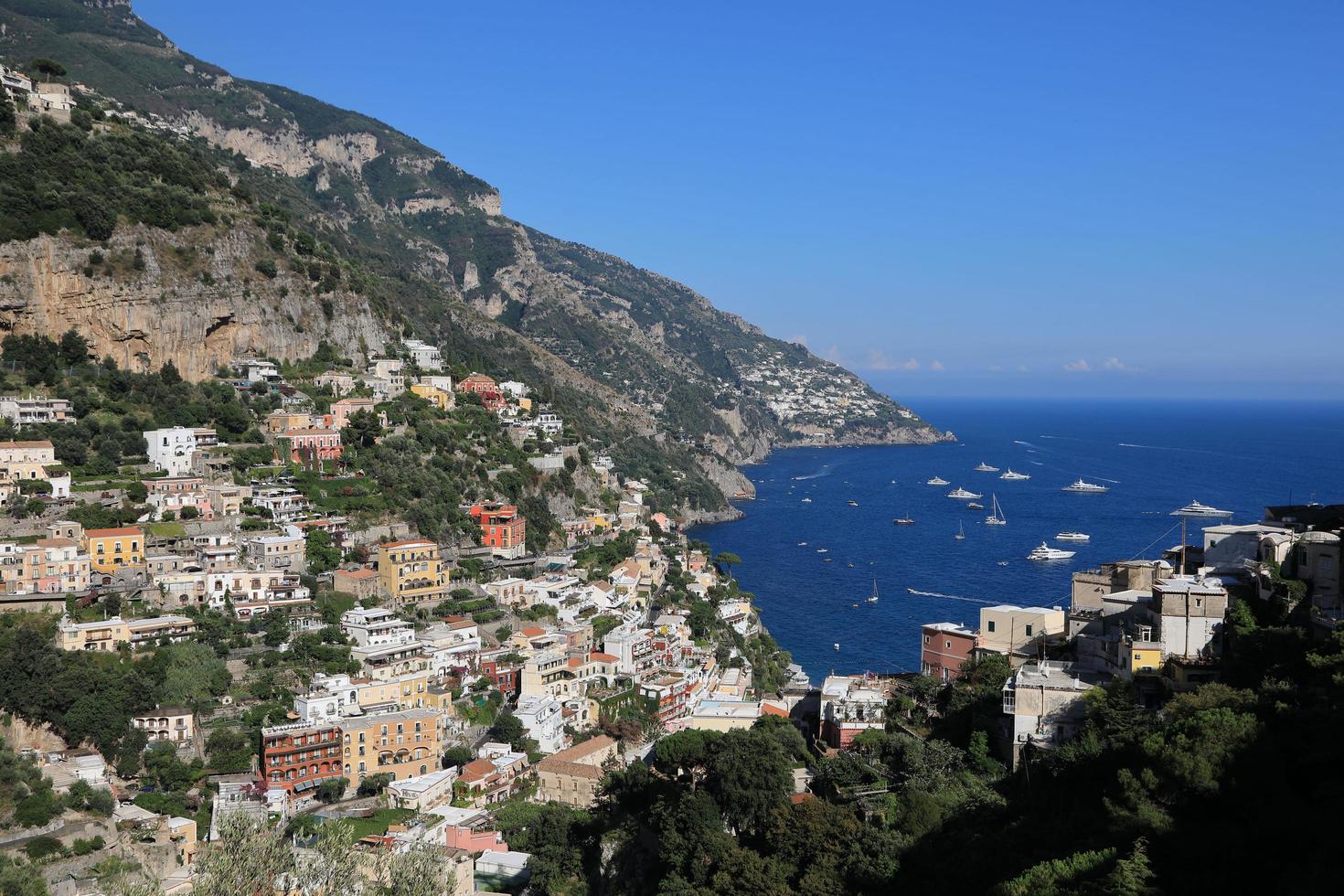 Vista de la hermosa costa de Amalfi en Italia foto