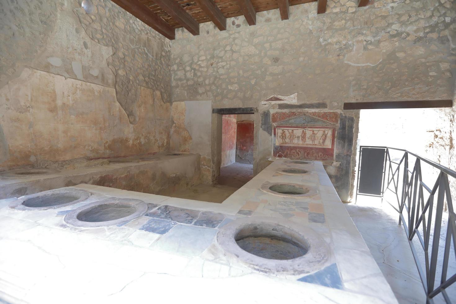 Cocina común en la antigua ciudad de Pompeya Italia foto