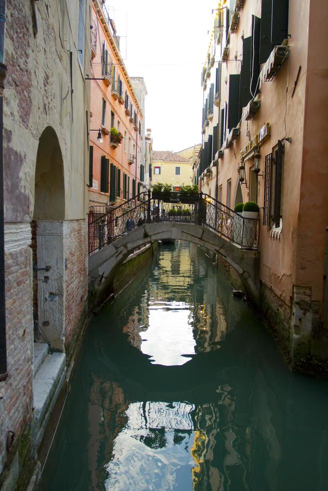 paisaje tradicional de Venecia con canal estrecho, góndola foto