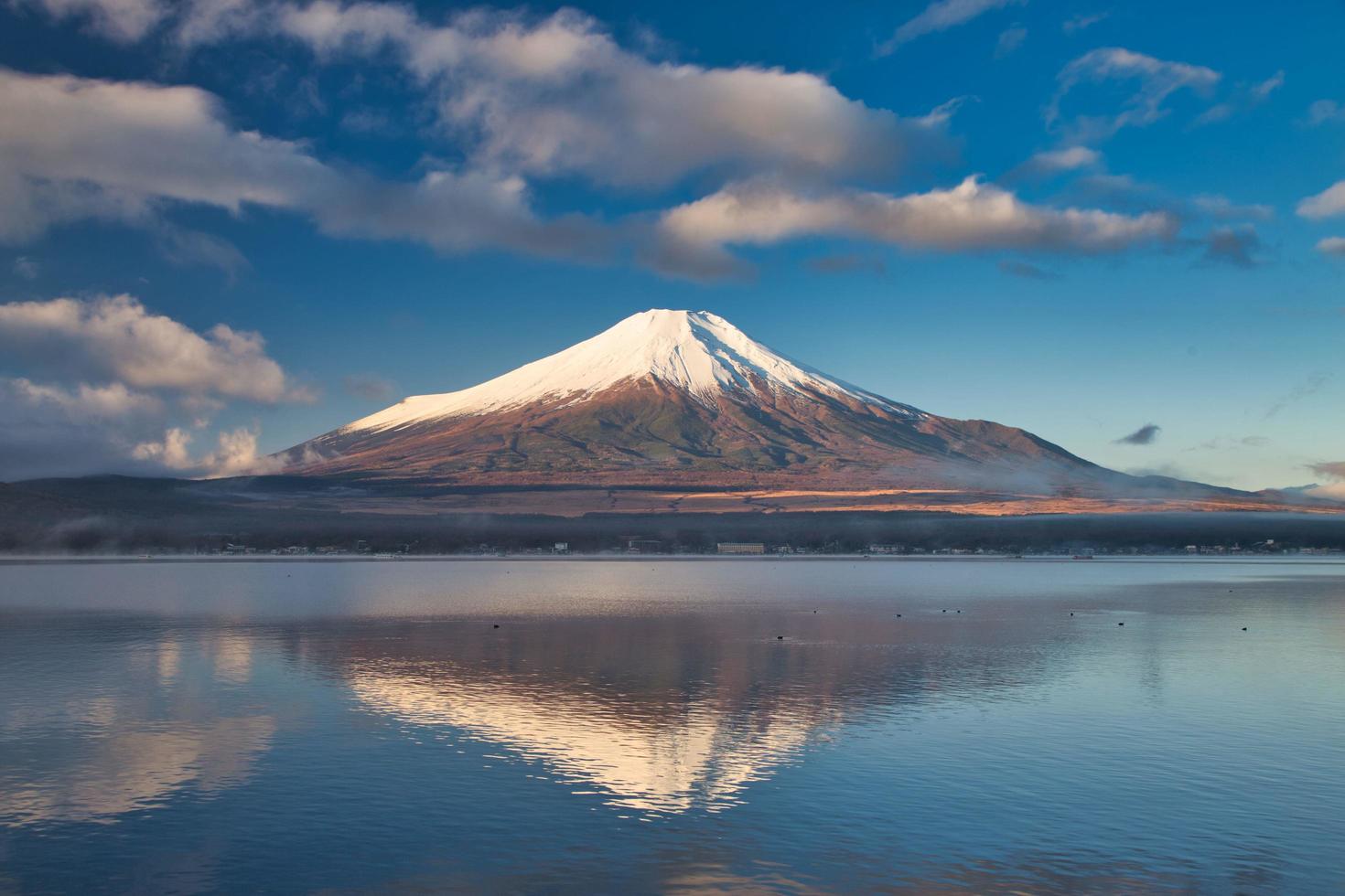 monte fuji y lago yamanaka japón foto