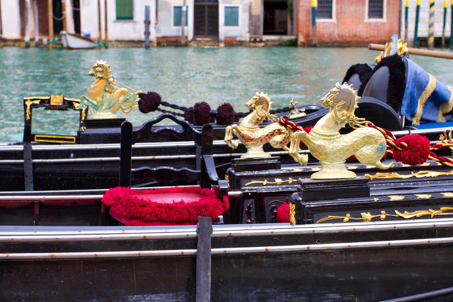 paisaje tradicional de Venecia con canal estrecho, góndola foto