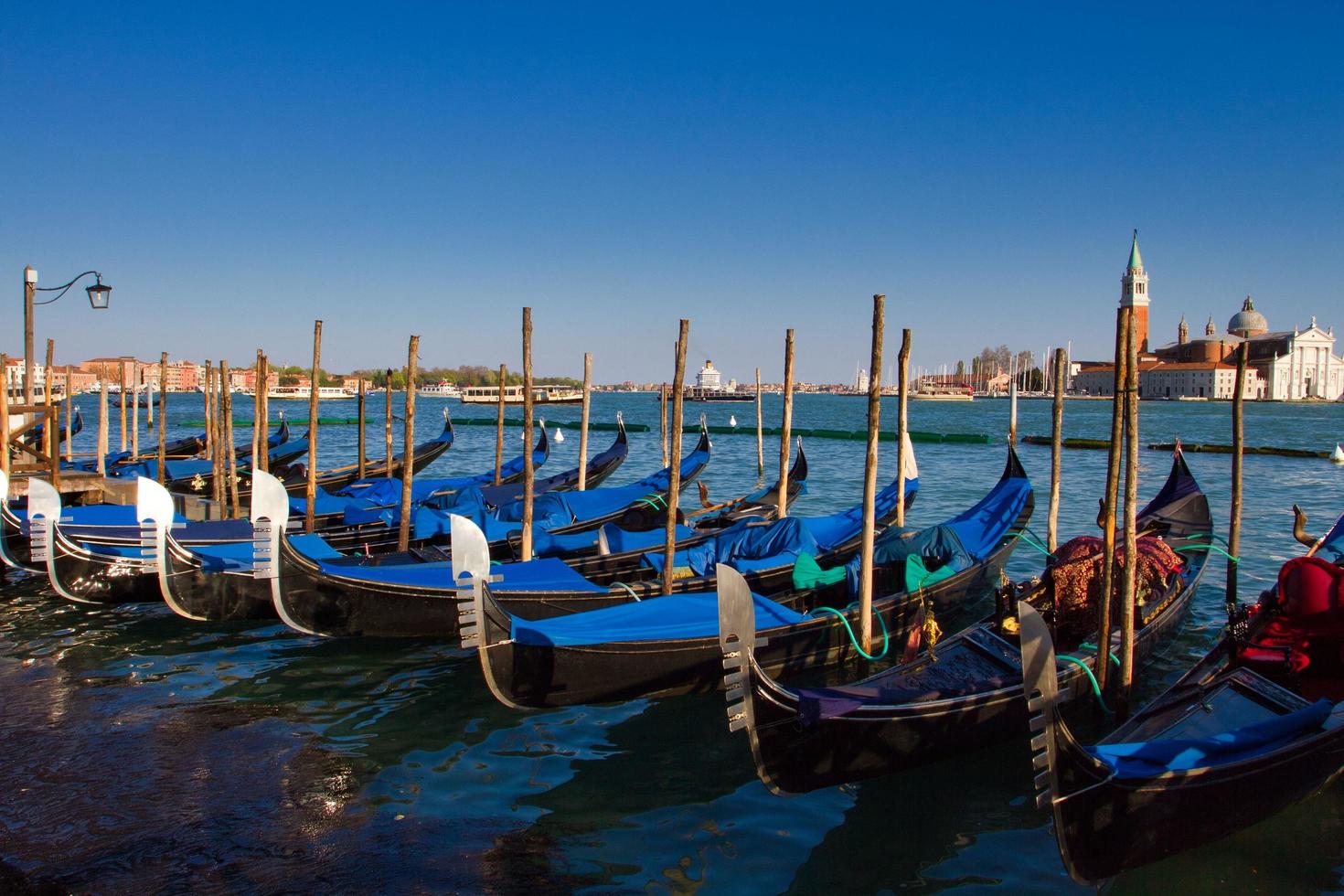 paisaje tradicional de venecia con góndola foto