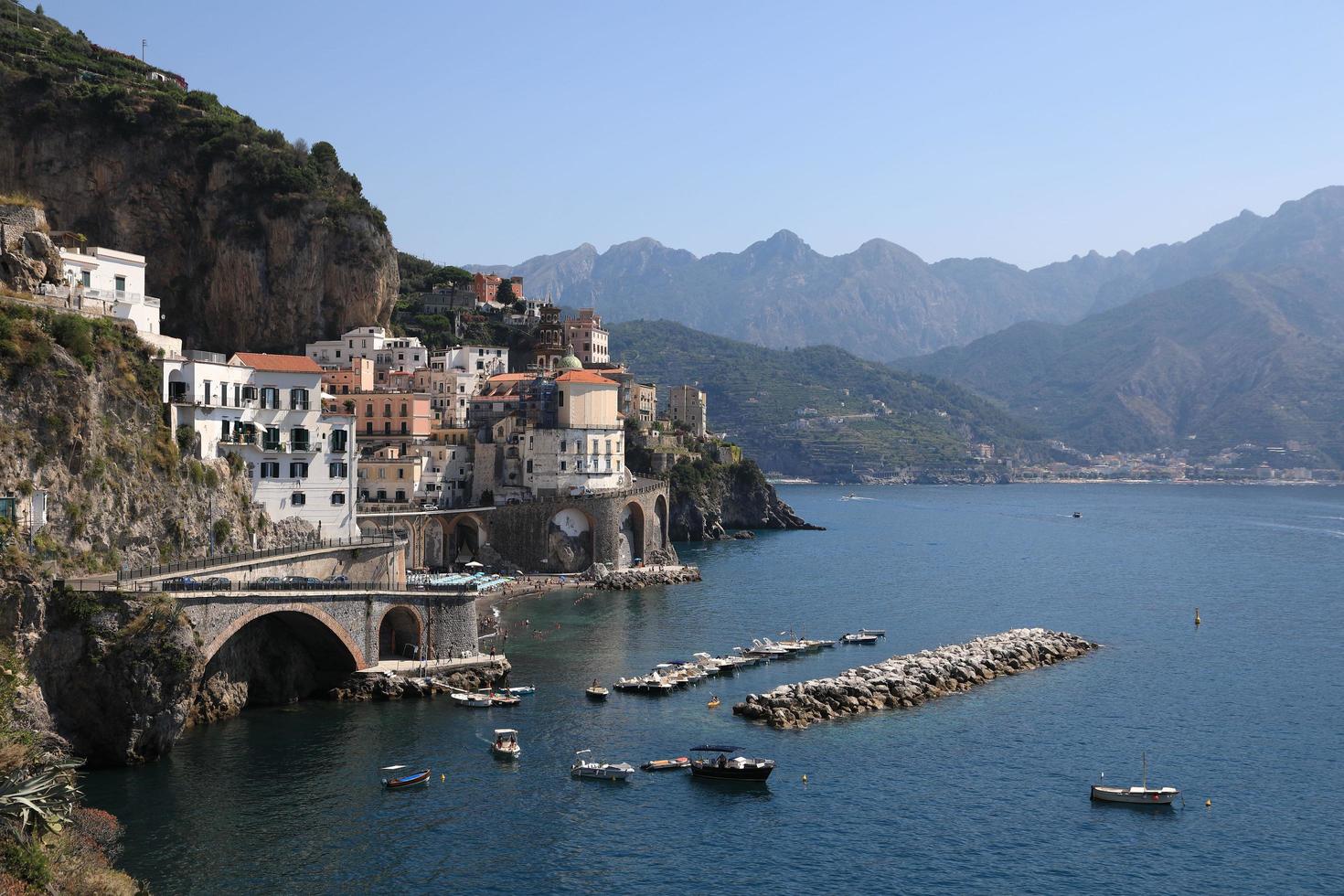 Vista de la hermosa costa de Amalfi en Italia foto