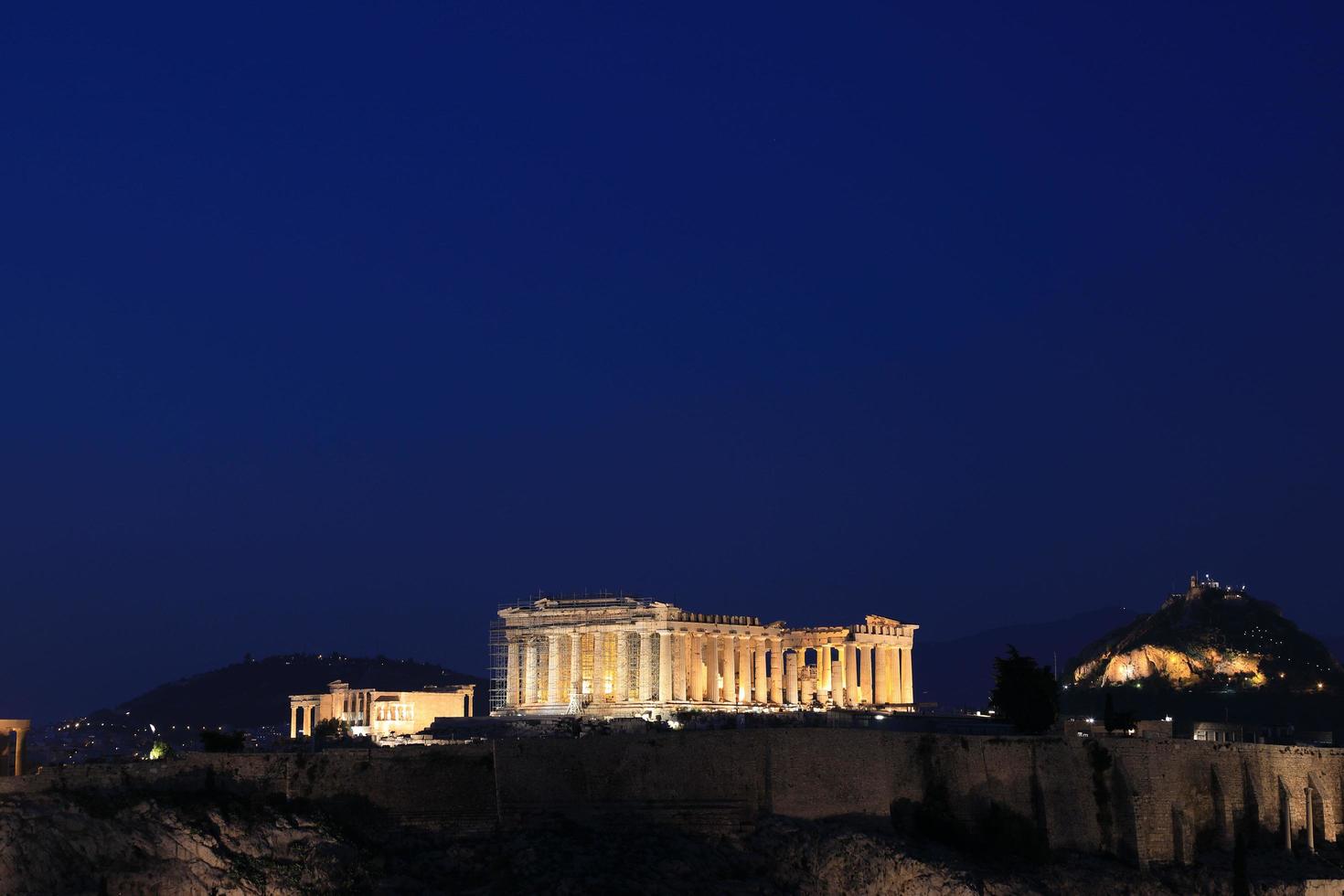 vista nocturna del templo del partenón en la acrópolis de atenas, grecia foto