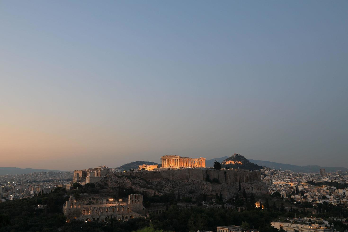 vista nocturna del templo del partenón en la acrópolis de atenas, grecia foto