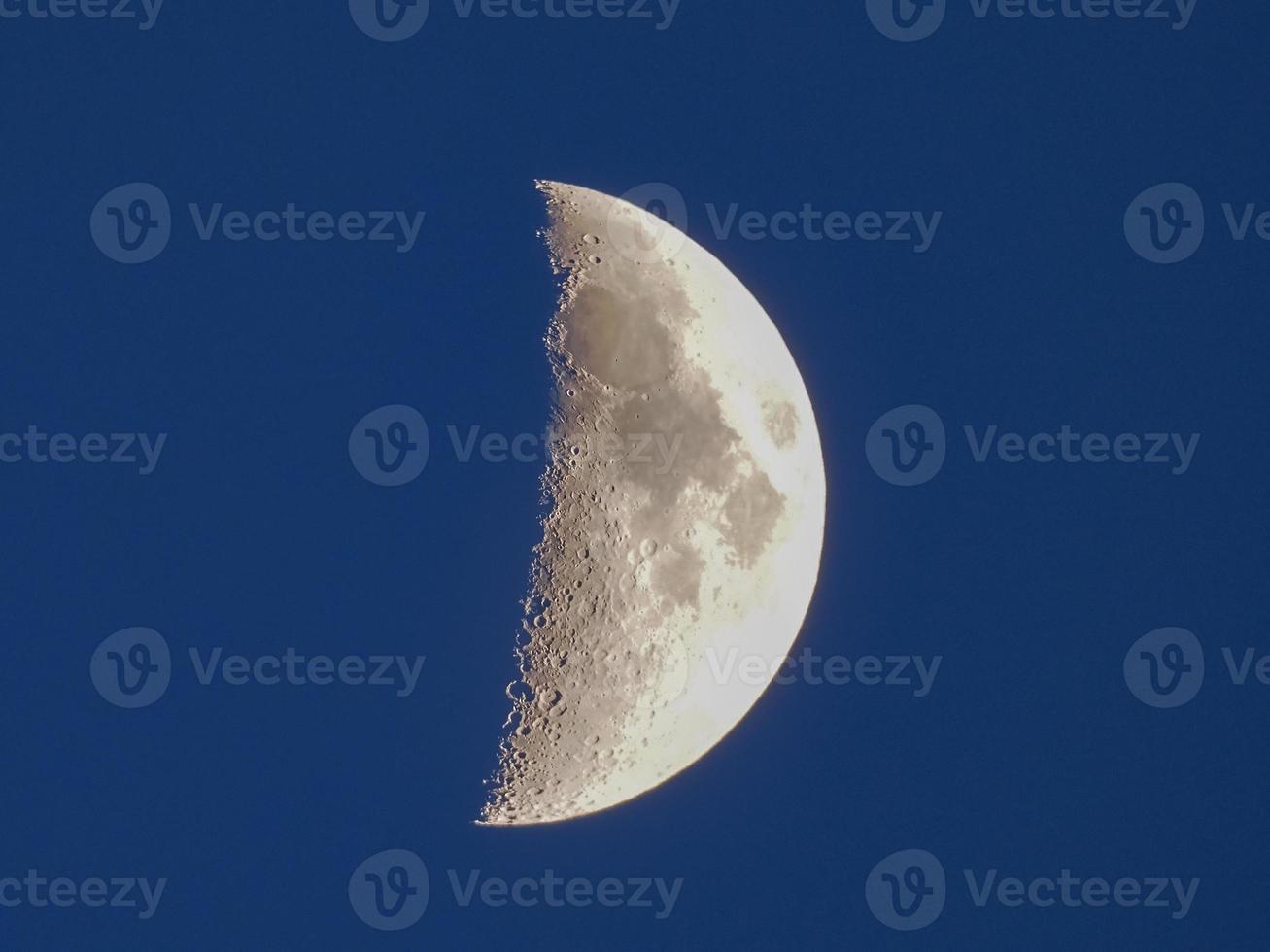 primer cuarto de luna visto con telescopio foto