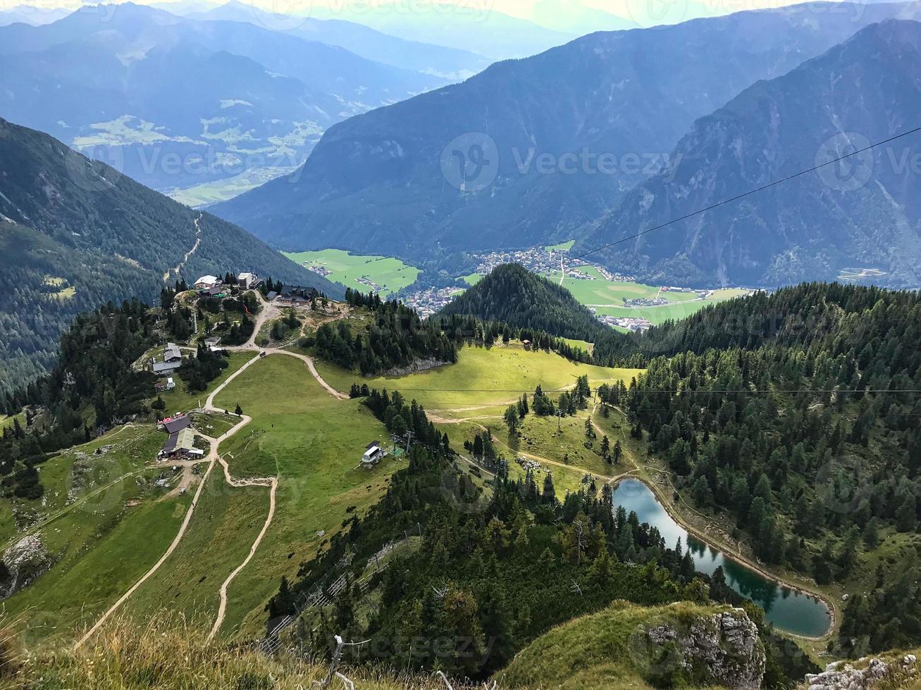 Estanque alpino alrededor de las montañas rofan en maurach foto