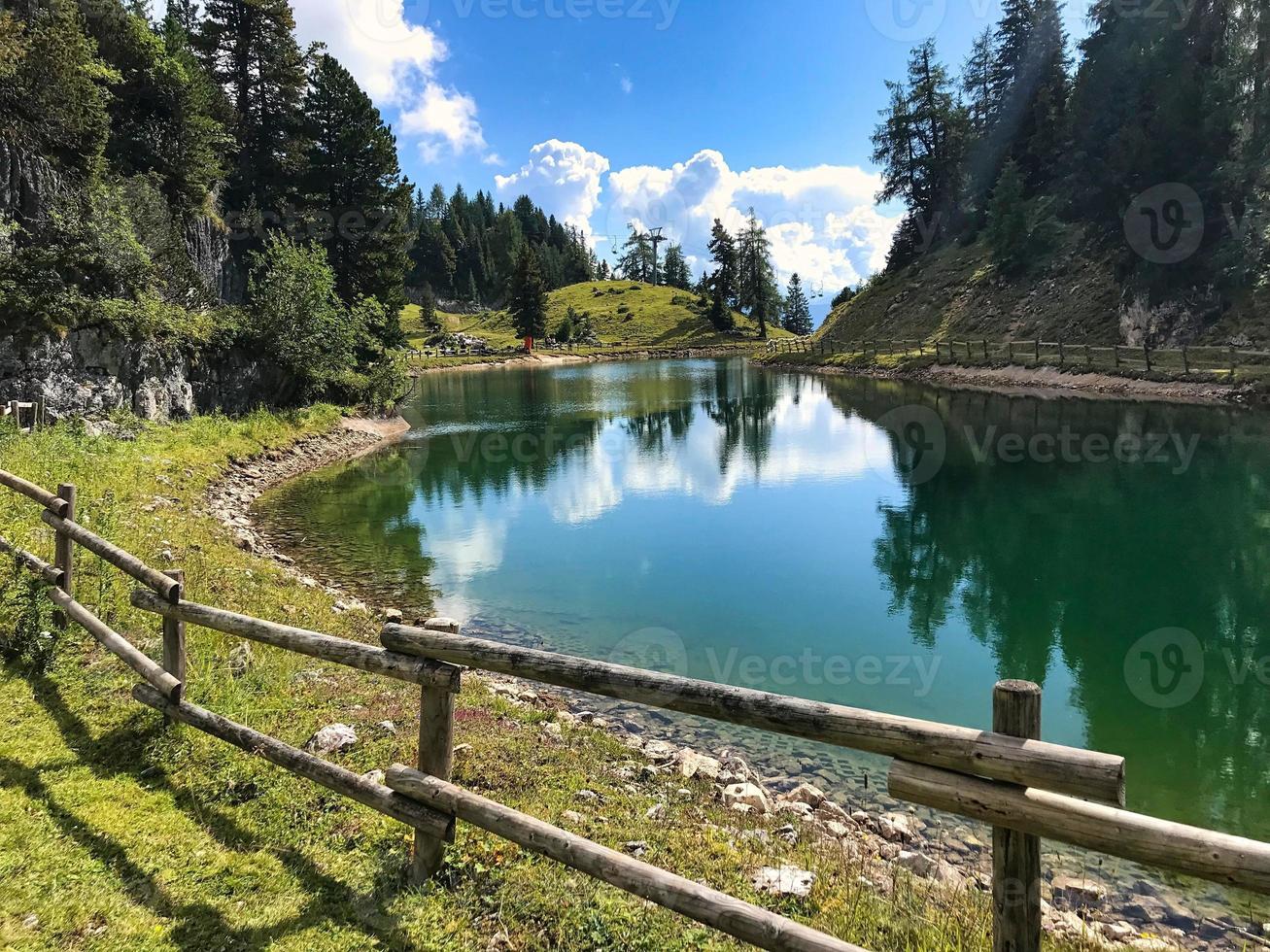 Estanque alpino alrededor de las montañas rofan en maurach foto