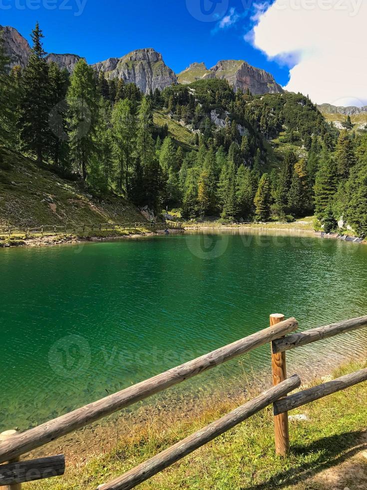 Estanque alpino alrededor de las montañas rofan en maurach foto