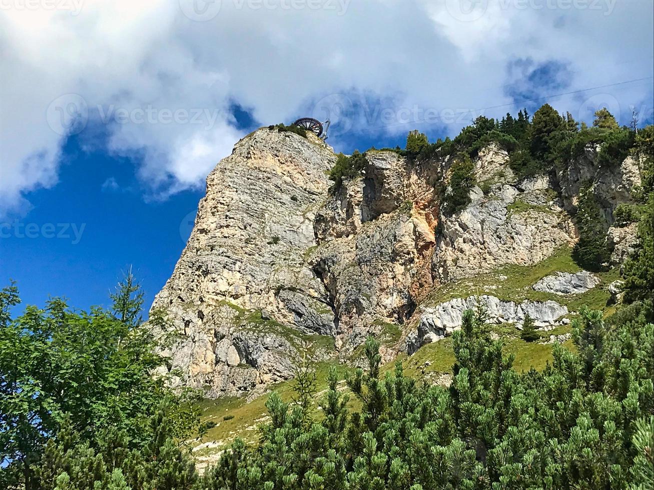 gran vista a través de los alpes desde una cumbre foto