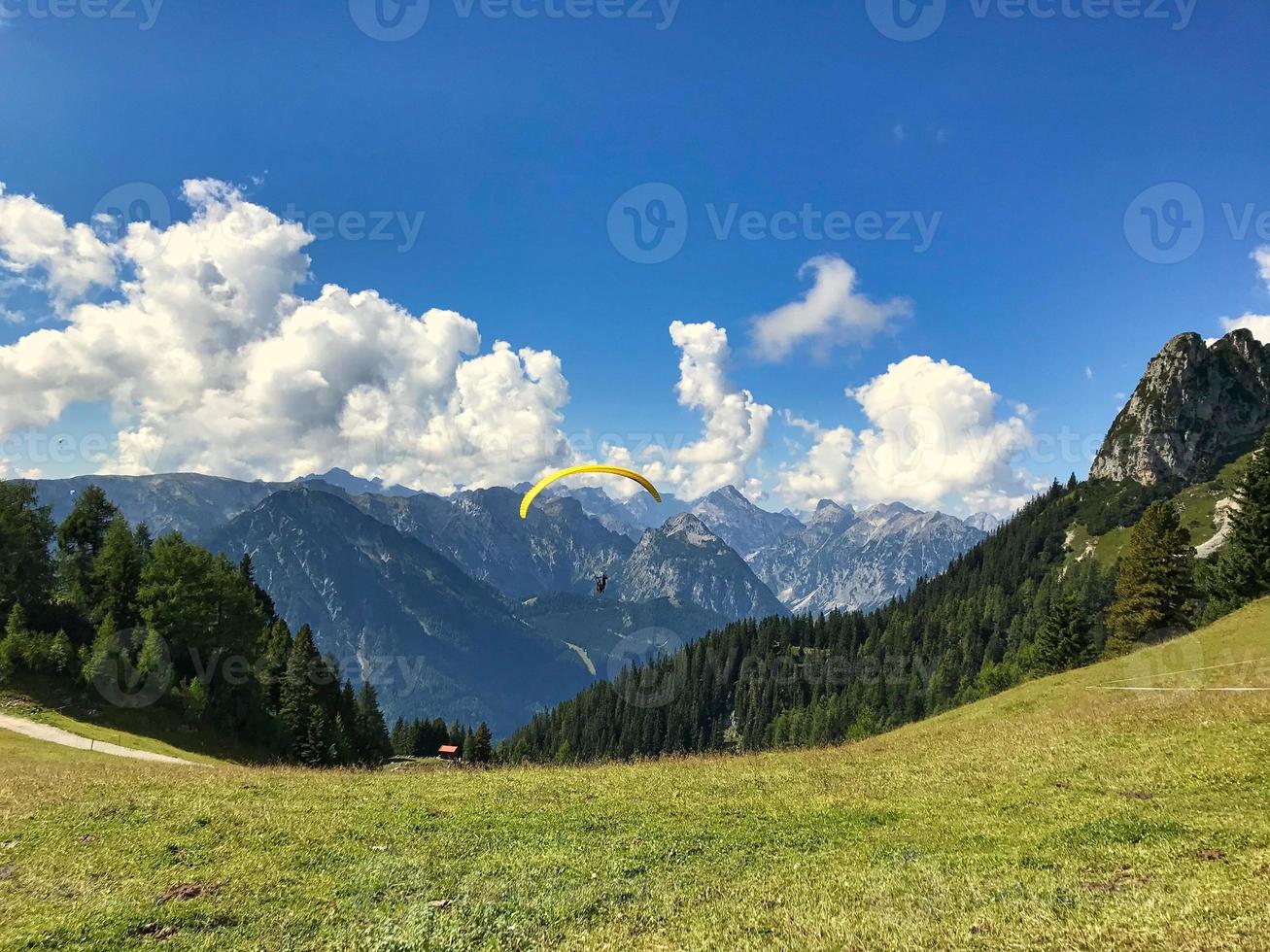 gran vista a través de los alpes desde una cumbre foto