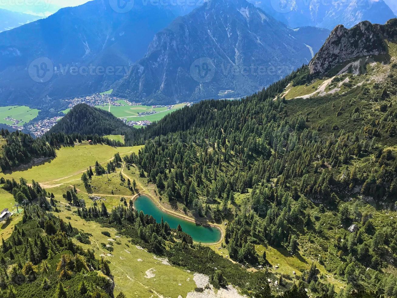 Estanque alpino alrededor de las montañas rofan en maurach foto