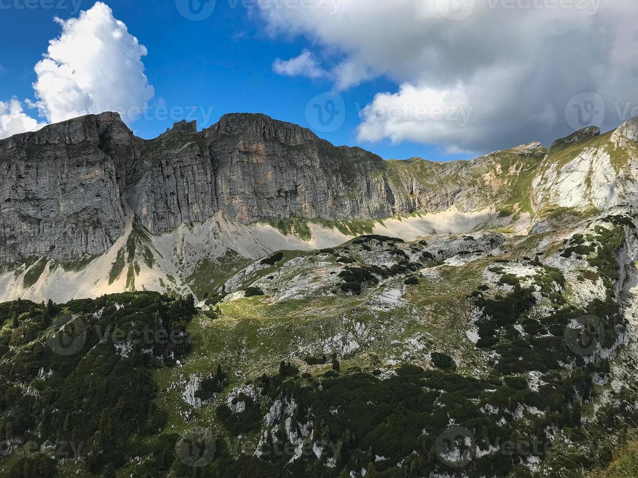 gran vista a través de los alpes desde una cumbre foto