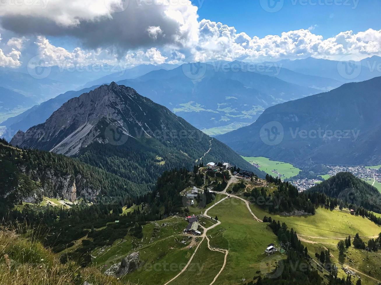 gran vista a través de los alpes desde una cumbre foto