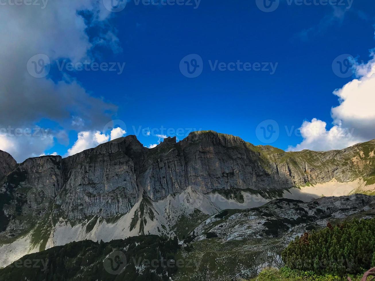 gran vista a través de los alpes desde una cumbre foto