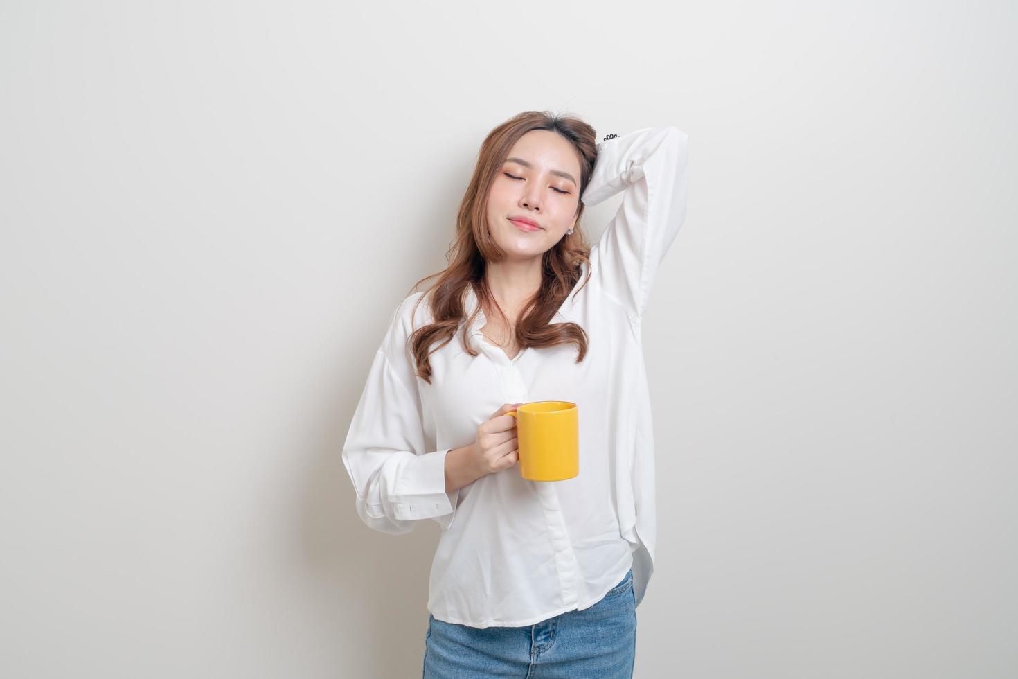 retrato, hermoso, mujer asiática, tenencia, taza de café, o, taza foto