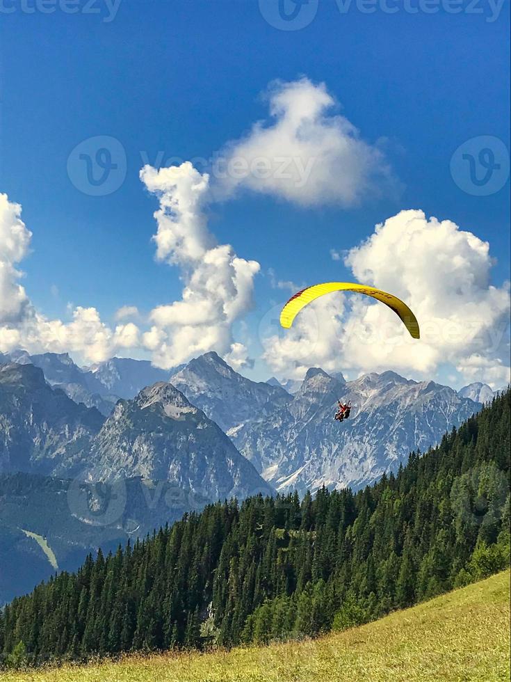 parapente en los alpes alrededor del lago achensee y las montañas rofan foto