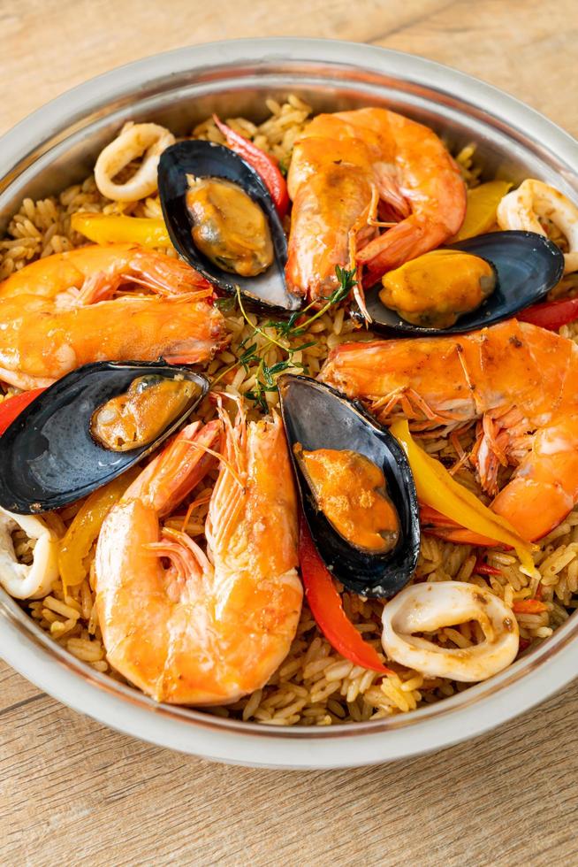 paella de marisco con gambas, almejas, mejillones sobre arroz con azafrán foto