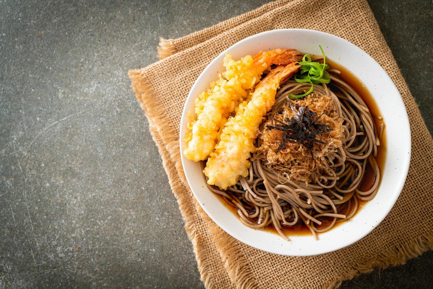 fideos ramen japoneses con tempura de gambas foto