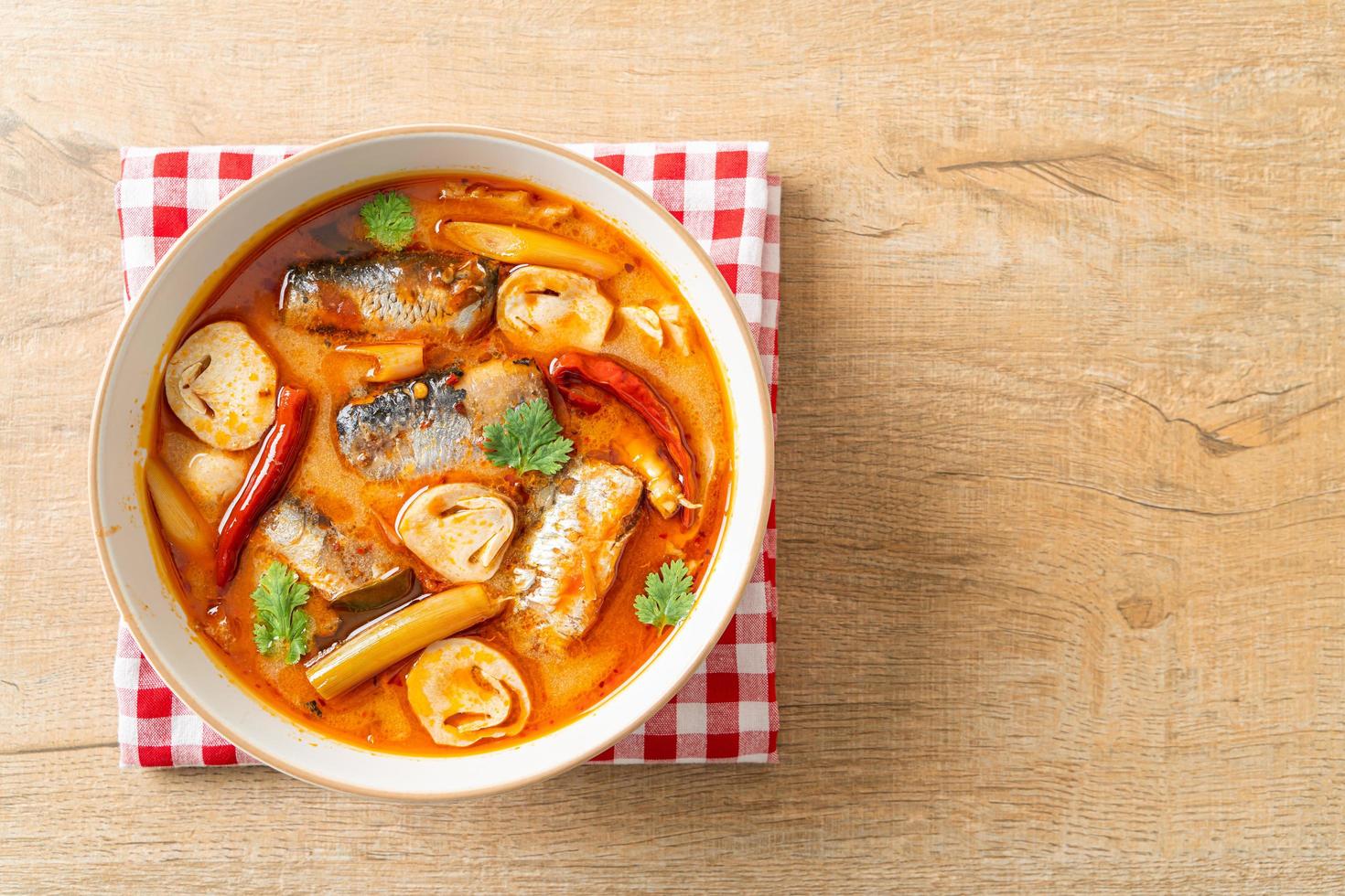 tom yum caballa enlatada en sopa picante foto