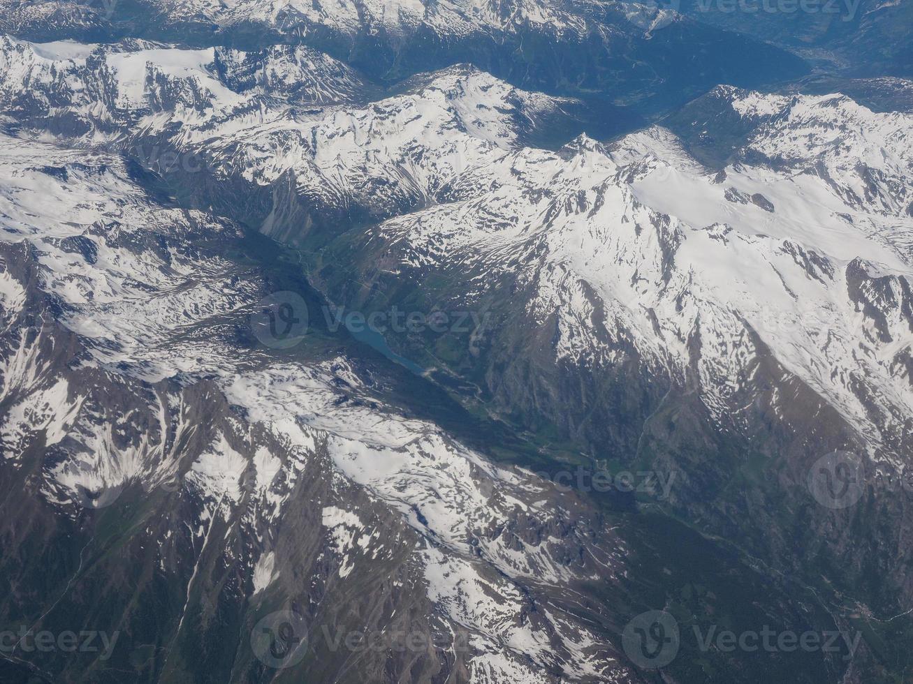 Vista aérea de los Alpes entre Italia y Suiza foto