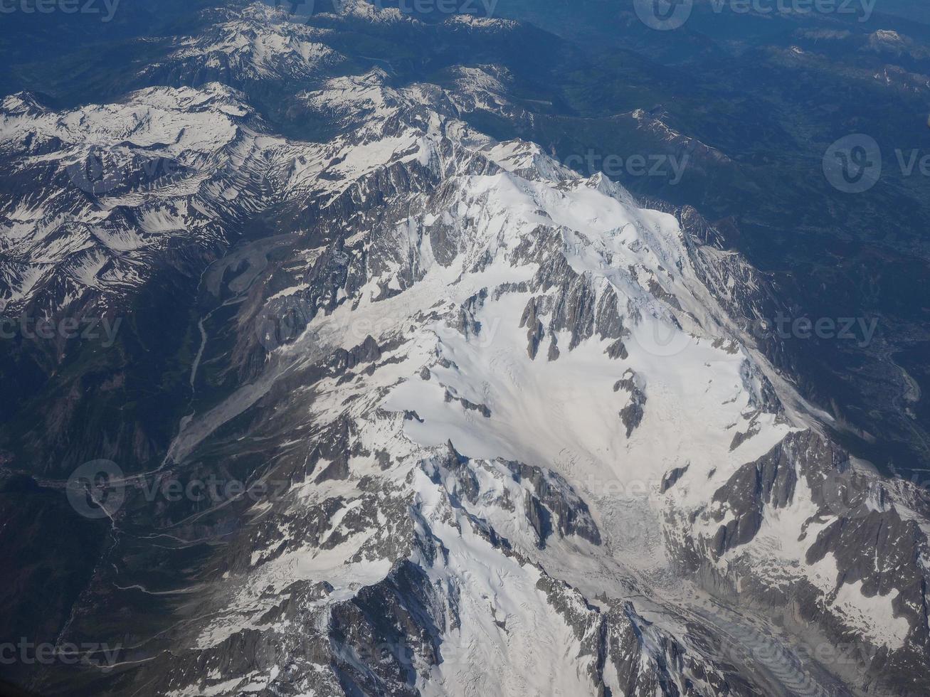 Vista aérea de los Alpes entre Italia y Suiza foto