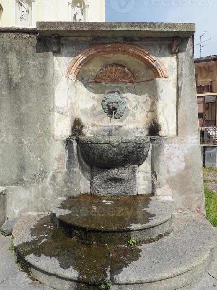 fuente de agua antigua o burbujeador foto