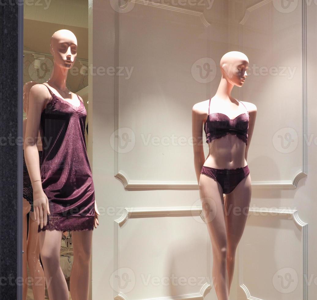 maniquíes femeninos de la sala de exposición que usan ropa interior foto