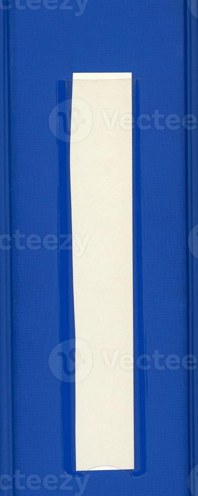 carpeta de documentos azul con una etiqueta en blanco foto