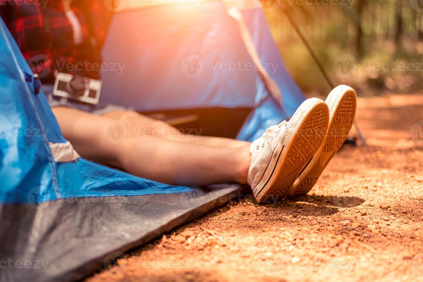 Cerca de mujer strecthing pies con zapato con fondo de naturaleza foto