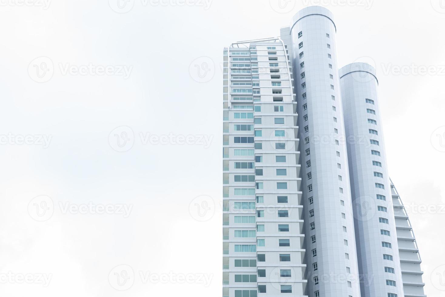 edificio alto con cielo blanco claro foto