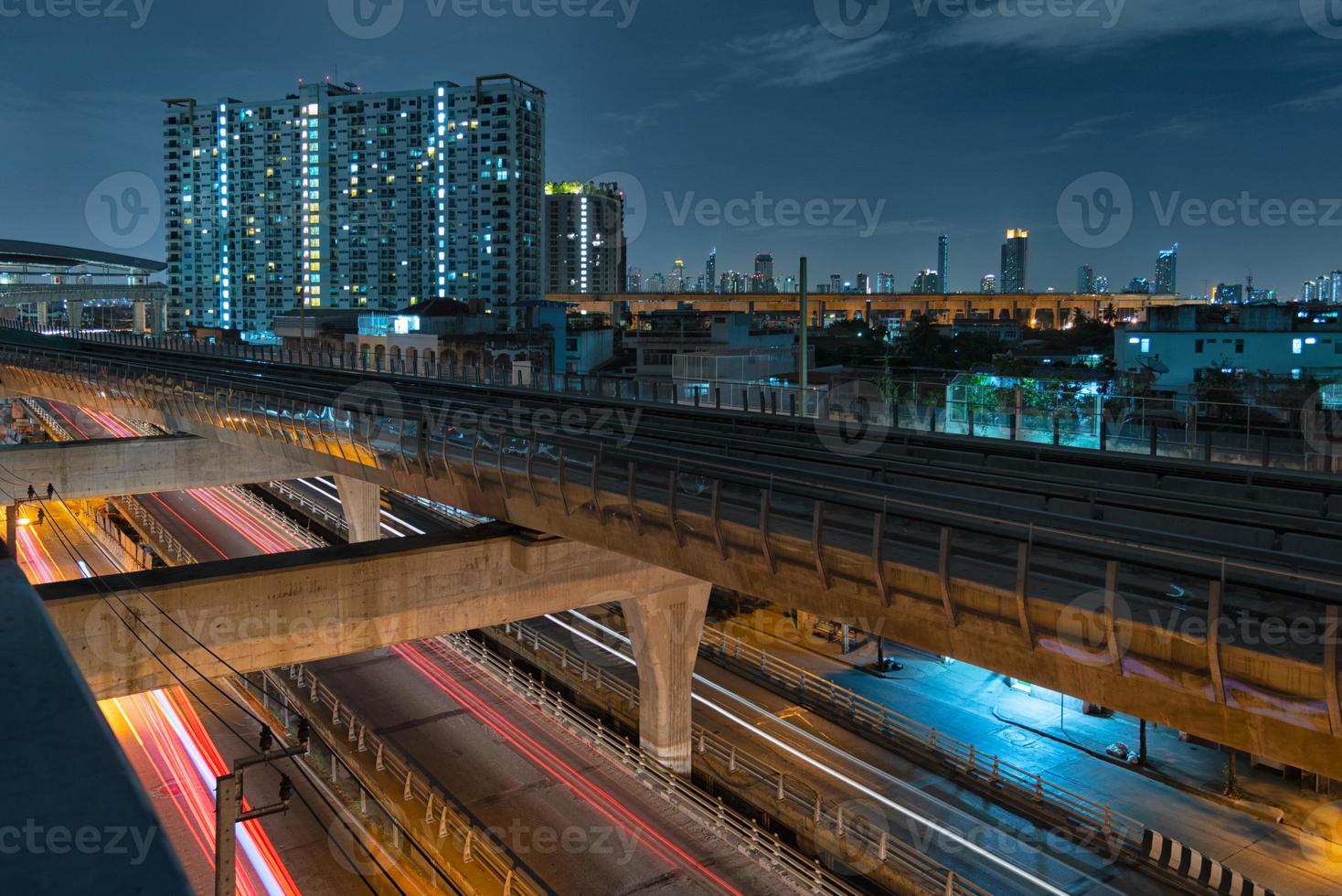 ferrocarril del tren del cielo en la metrópoli en la vida nocturna. concepto de transporte. foto