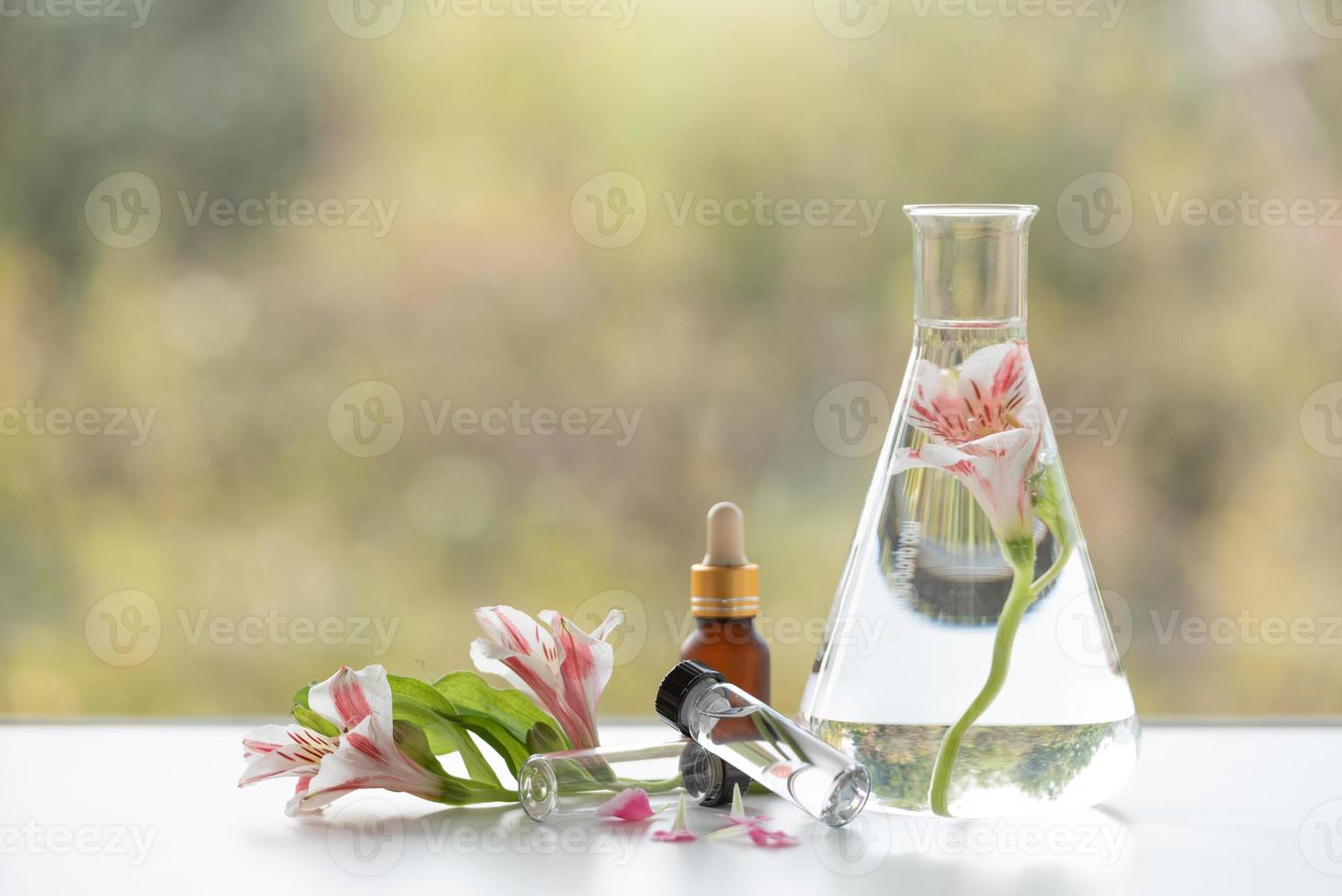 Tratamientos de spa de flores de fresia sobre mesa de madera blanca foto