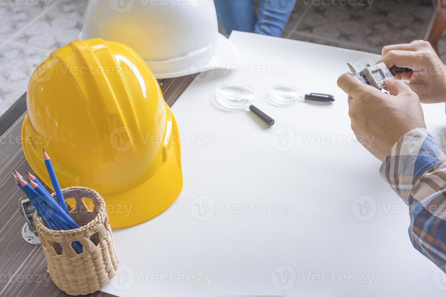 Ingeniero de construcción midiendo con calibre a vernier foto