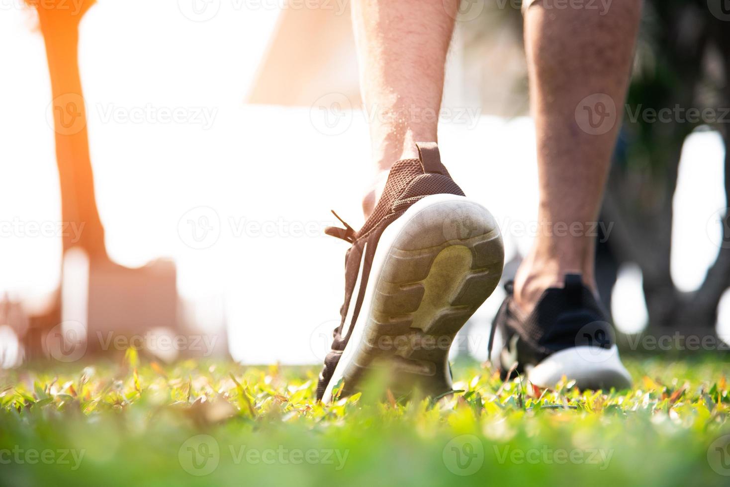 hombre de deporte se calienta para trotar en el parque. concepto de ejercicio al aire libre foto