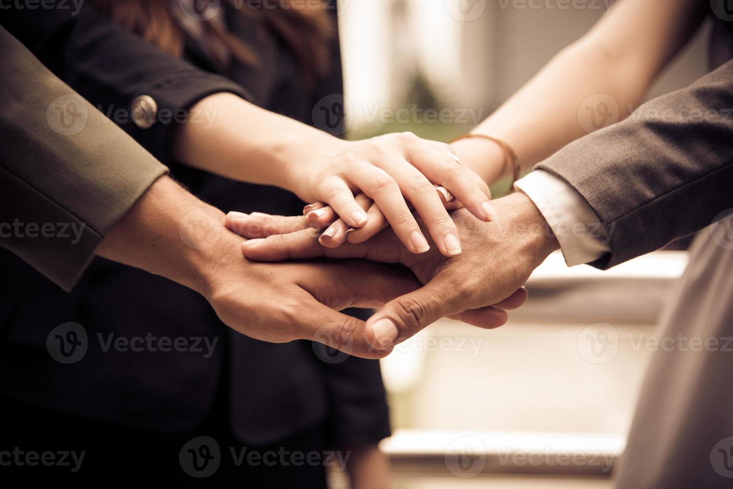 manos de gente de negocios se reúnen corporativos en reuniones y trabajo en equipo foto