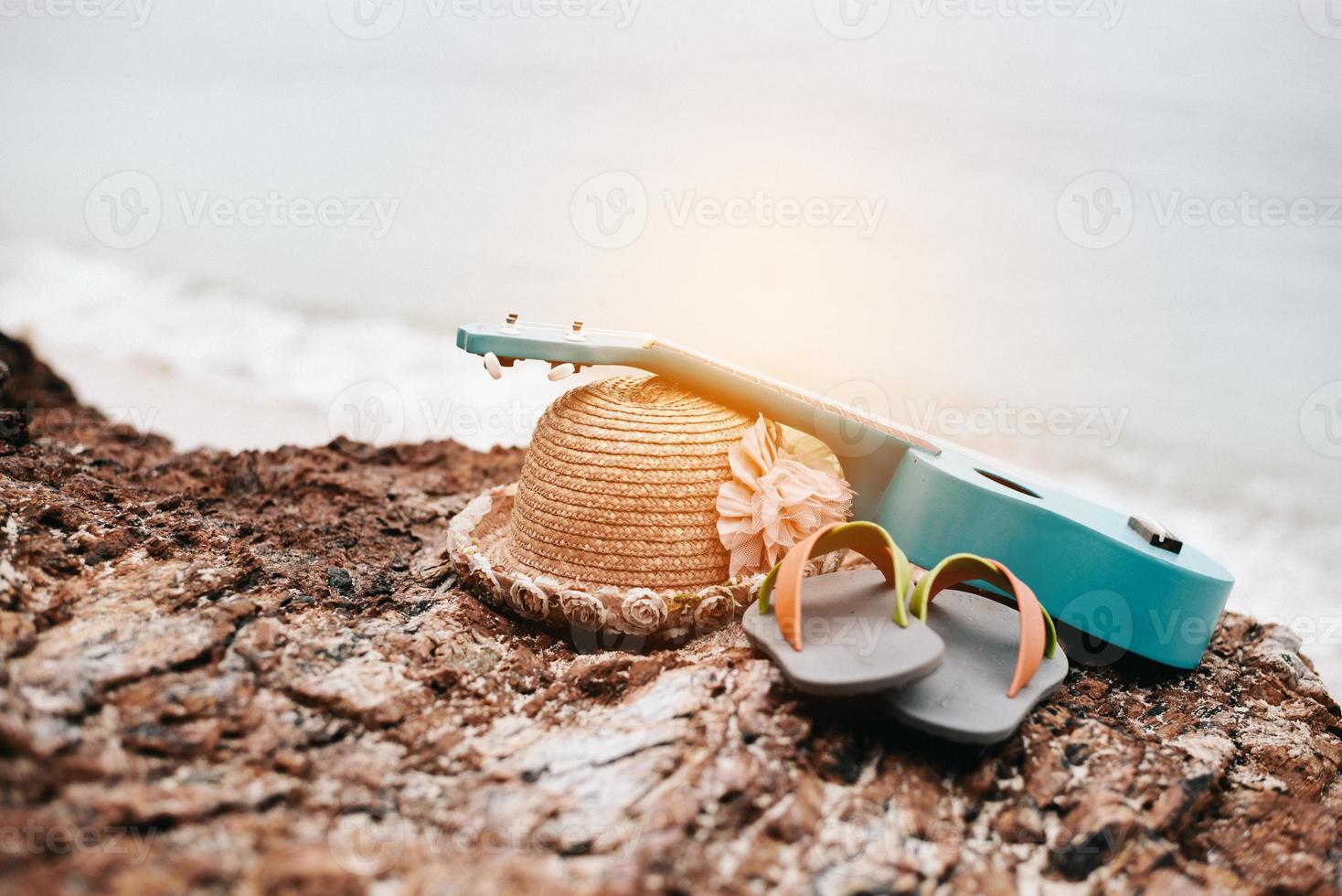 accesorios de mujer en vacaciones en la playa foto